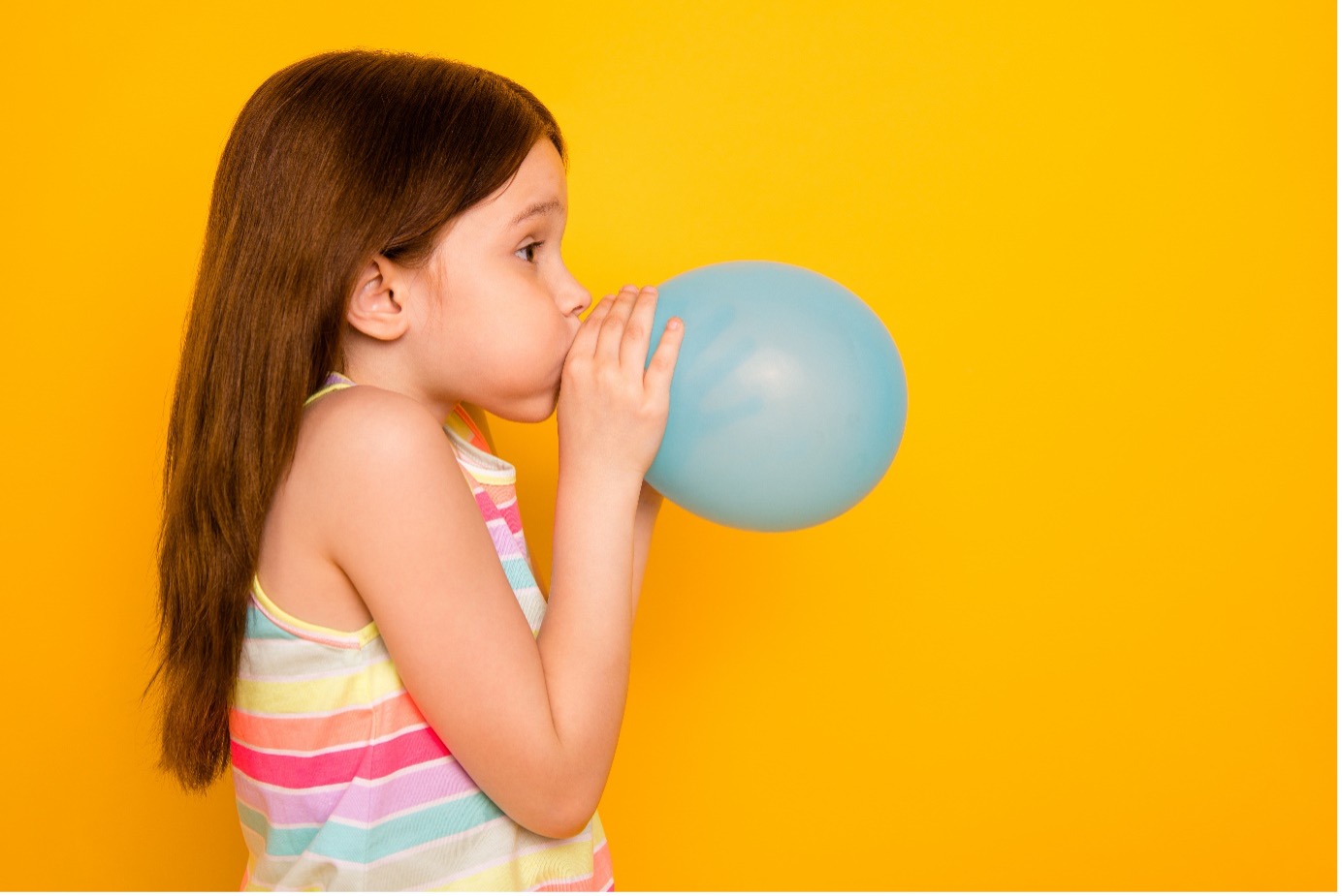 ۱۵ بازی برای کنترل خشم کودکان؛ چطور به کودکمان مدیریت خشم را آموزش دهیم؟_رنگو 10 باد کردن بادکنک دختر بچه