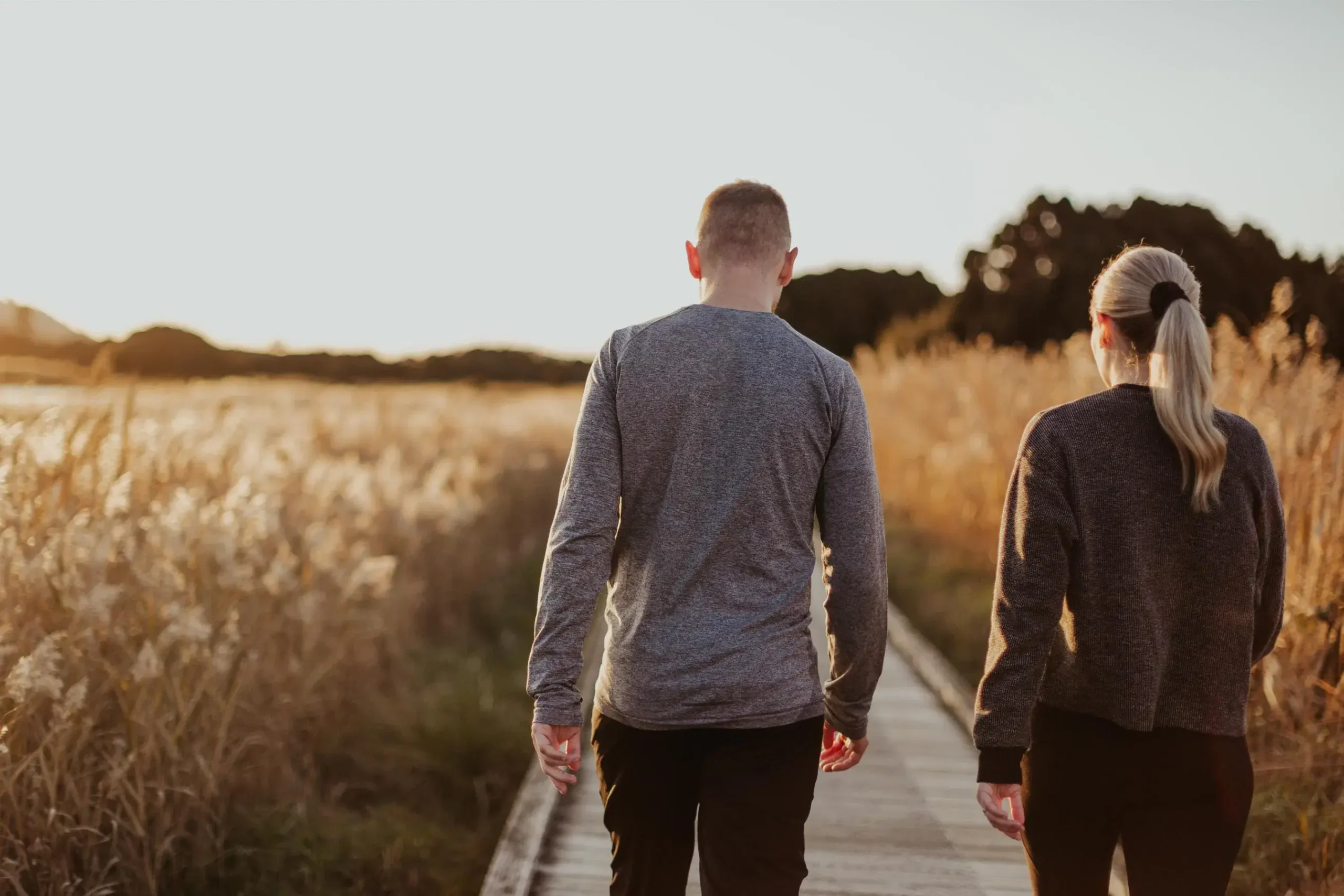 راه رفتن زن و مرد در بیشه
