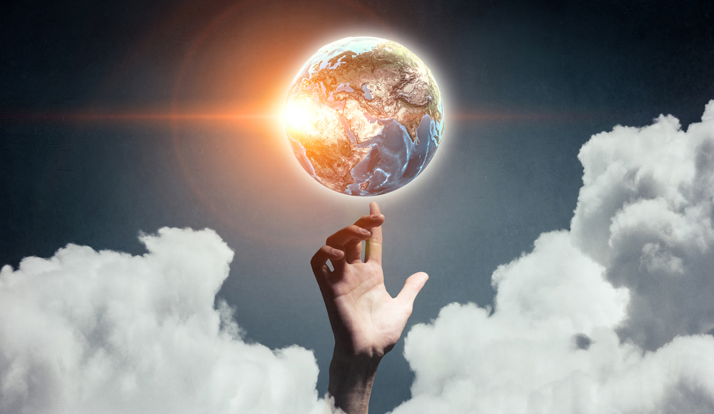 مقصد از خلقت انسان چیست؟_رنگو 20 اشاره دست در ابرها به زمین نورانی