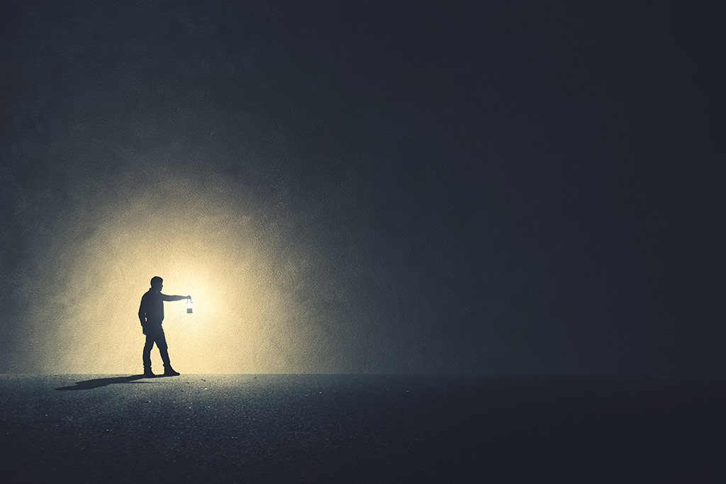 مقصد از خلقت انسان چیست؟_رنگو 23 مرد کنار دیوار با چراغ در دست در تاریکی