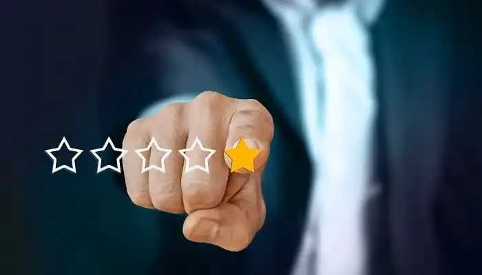 انتقاد سازنده چیست؛ چطور انتقاد کنیم تا دیگران دلخور نشوند؟_رنگو 6 اشاره دست به یک ستاره از پنج ستاره