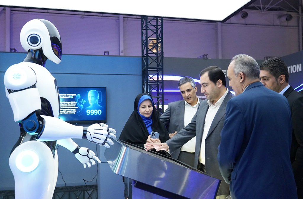 معرفی «چت‌بات» و «IVA» همراه اول در الکامپ ۱۴۰۴