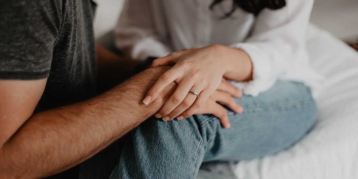 مقصد از ازدواج چیست؟ - چطور_رنگو 12 دست زن روی دست مرد