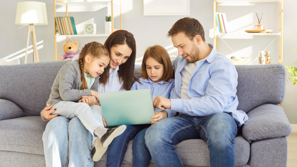 چطور با خانواده و دوستان مرزبندی دیجیتال داشته باشیم؟ (مدیریت گروههای خانوادگی)_رنگو 27 1760550438 563 چطور با خانواده و دوستان مرزبندی دیجیتال داشته باشیم؟ مدیریت.webp